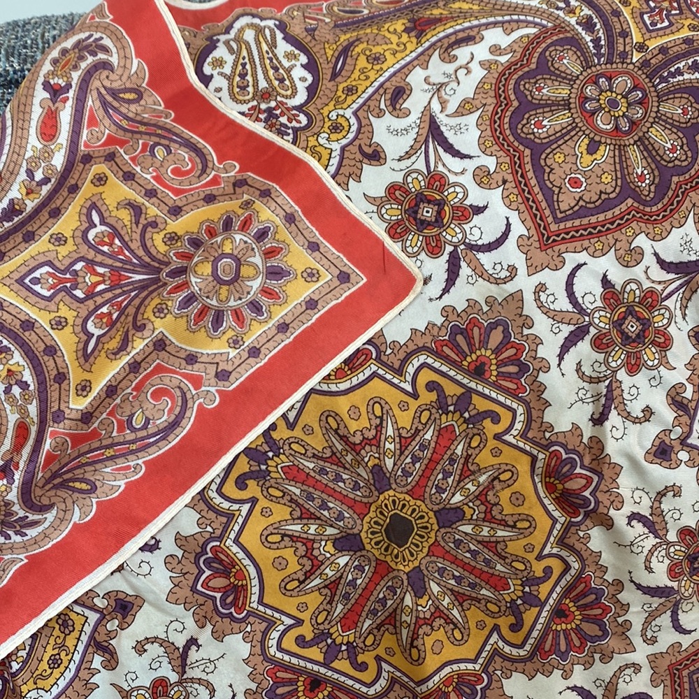 VTG Colorful Scarf and Gold Tone Clip - Picture 6 of 8